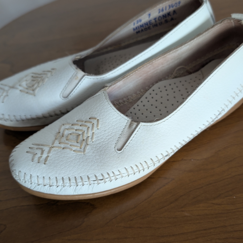 Minnetonka White Leather Flats with Embroidery